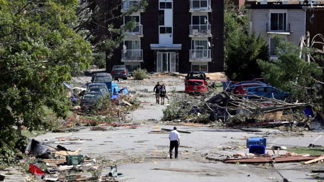 Saat seorang pria melihat kondisi bangunan yang hancur setelah tornado di Kota Gatineau, Quebec, Kanada. (Foto: REUTERS/Chris Wattie)