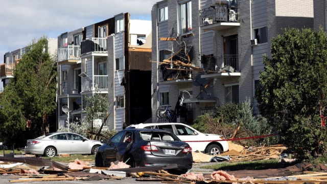 Kondisi bangunan yang hancur setelah tornado menghantam Kota Gatineau, Quebec, Kanada. (Foto: REUTERS/Chris Wattie)