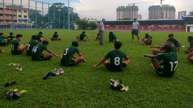 Pemain Timnas U-16 melakukan pendinginan usai berlatih. (Foto: Haikal Pasya/kumparan)