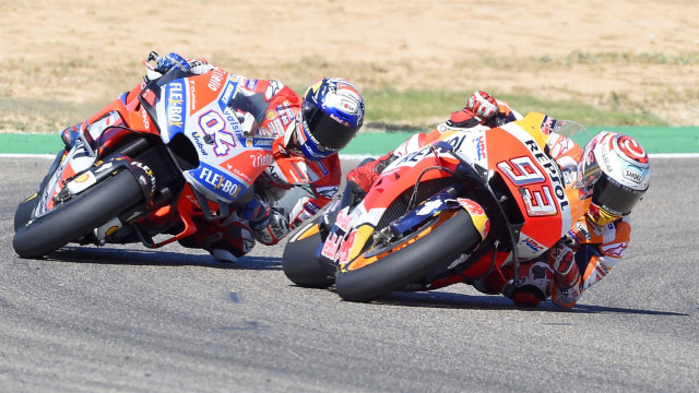 Duel Marquez dan Dovizioso di MotoGP Aragon. (Foto: Jose Jordan/AFP)