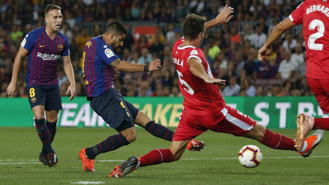 Percobaan Luis Suarez dari dalam kotak penalti. (Foto: Pau Barrena/AFP)