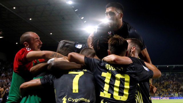 Selebrasi para pemain Juventus untuk gol Ronaldo ke gawang Frosinone. (Foto: Reuters/Ciro De Luca)
