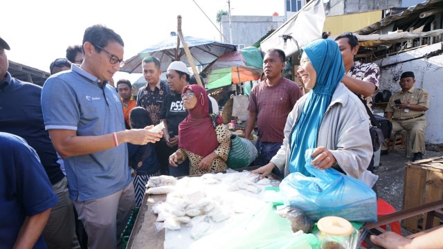 Sandiaga Uno temukan  "tempe sachet" di Pasar Sendiko, Semarang. (Foto: Dok. Tim Sandiaga Uno)