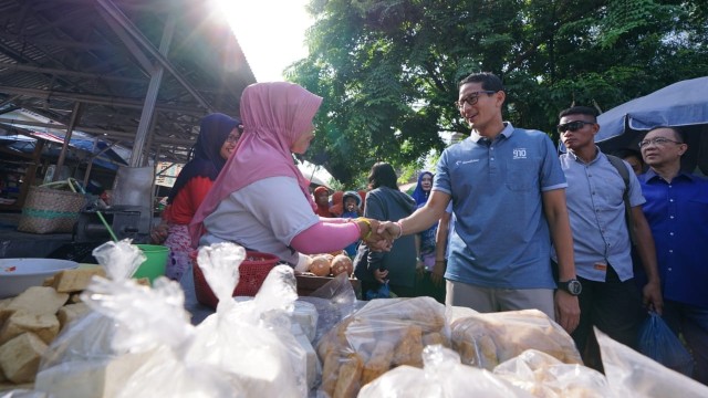 Sandiaga Uno mengunjungi Pasar Sendiko Semarang, Senin (24/9/18). (Foto: Dok. Tim Sandiaga Uno)