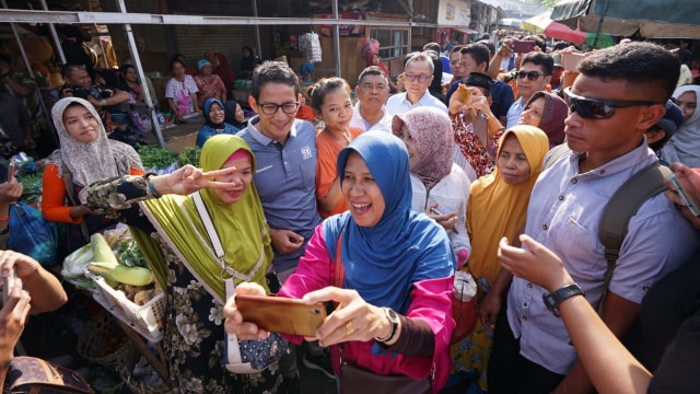 Sandiaga Uno berfoto bersama dengan ibu-ibu di Pasar Sendiko Semarang, Senin (24/9/18). (Foto: Dok. Tim Sandiaga Uno)
