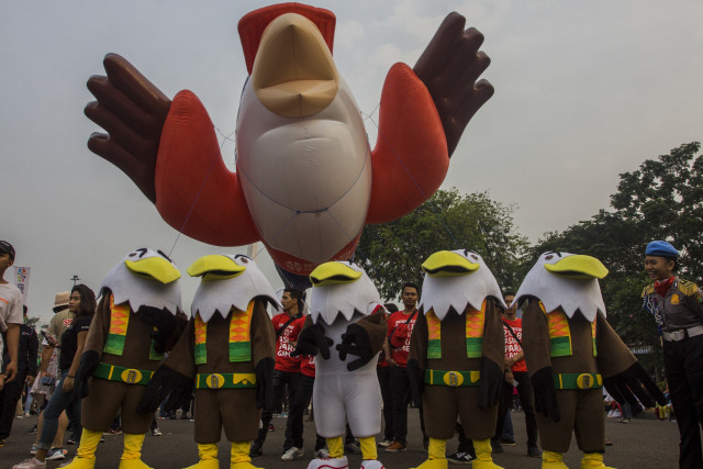 Maskot Asian Para Games 2018 'Momo' ditampilkan saat parade maskot di kawasan Monas, Jakarta. (Foto: ANTARA/Galih Pradipta)