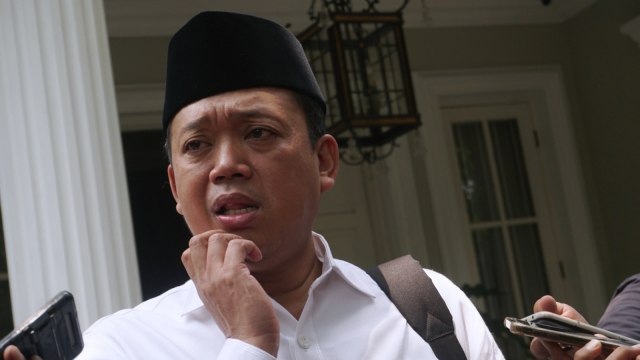 Inisiator Relawan Nusantara Nusron Wahid memberikan keterangan pers di kediaman Ma'ruf Amin, Jakarta, Senin (24/9).
 (Foto: Fanny Kusumawardhani/kumparan)