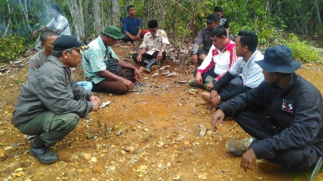 Tim Balai Konservasi Sumber Daya Alam (BKSDA) Aceh di pedesaan kabupaten Nagan Raya, Aceh, Senin (24/9).  (Foto: Dok. Istimewa)