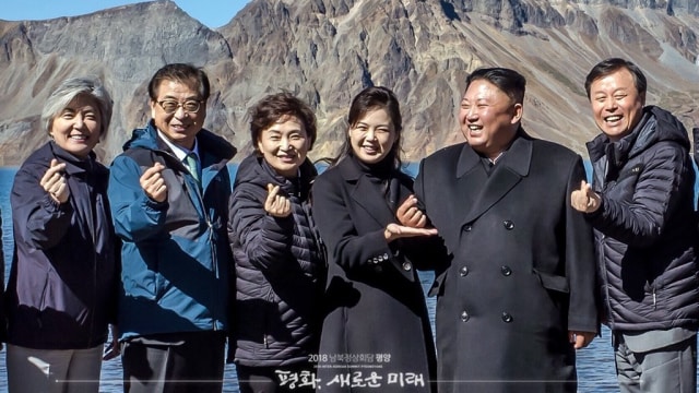 Pemimpin Tertinggi Korea Utara Kim Jong-un melakukan finger heart bersama Pejabat Korea Selatan (Foto: Twitter/@TheBlueHouseKR)