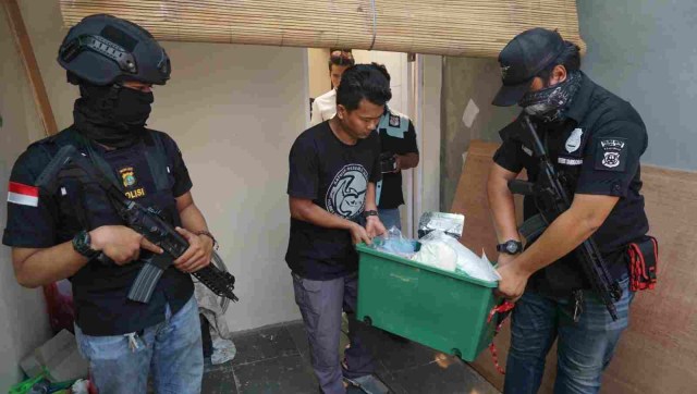 Pengungkapan kasus Pabrik Ekstasi (Clandestein Lab) berbahan dasar Efidrin dan Sabu di perumahan sentral Pondok Rajek, Cibinong, Jawa Barat, Senin (24/09/2018). (Foto: Irfan Adi Saputra/kumparan)
