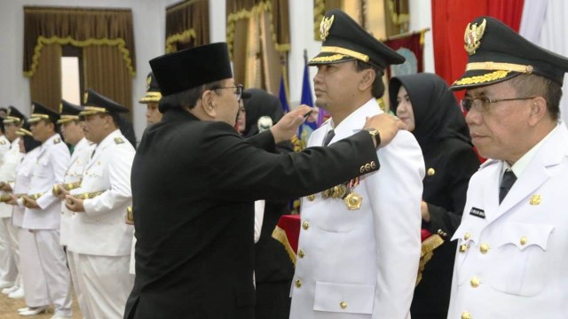 Gubernur Prov Jatim Dr.H.Soekarwo berikan tanda penyematan pada 12 kepala daerah terpilih di Gedung Negara Grahadi Surabaya, Senin (24/9/18). (Foto: Phaksy Sukowati/kumparan)