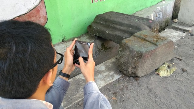 Penemuan batu lumpang lesung di Balong Bayen. (Foto: Arfiansyah Panji Purnandaru/kumparan)