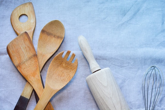 Ilustrasi peralatan masak dari kayu (Foto: Pixabay)