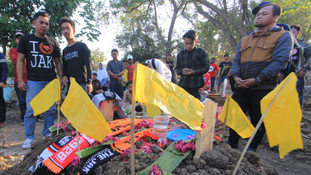 Sejumlah pendukung klub sepak bola Persija melakukan ziarah ke makam Haringga Sirla di Indramayu, Jawa Barat, Senin (24/9).  (Foto: ANTARA FOTO/Dedhez Anggara)
