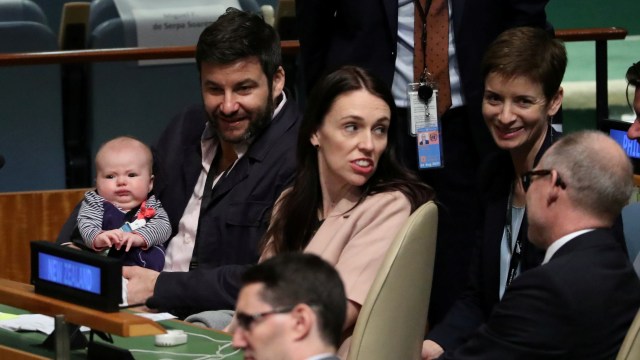 Perdana Menteri New Zealand Jacinda Ardern bersama sang anak  (Foto: REUTERS/Carlo Allegri)