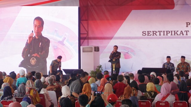 Presiden Jokowi pidato di Penyerahan Sertifikat Tanah untuk Rakyat di Stadion Pakansari, Cibinong. (Foto: Yudhistira Amran Saleh/kumparan)