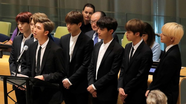 Penyanyi grup pria Korea, BTS, hadiri Konferensi Pemuda Strategis (Youth Strategy Conference) di markas besar PBB saat Sidang Umum PBB ke-73 di New York, AS, Senin (24/9/2018). (Foto: REUTERS / Caitlin Ochs)