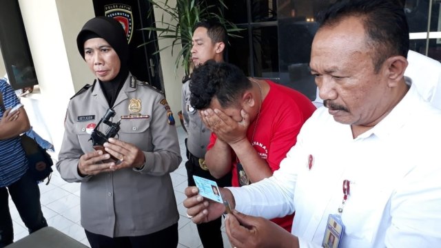 Rilis penangkapan polisi gadungan di Polrestabes Surabaya. (Foto: Phaksy Sukowati/kumparan)
