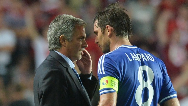 Jose Mourinho (kiri) dan Frank Lampard (kanan) ketika masih membela Chelsea. (Foto: MICHAL CIZEK / AFP)