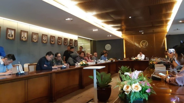 Perwakilan FPI yang dipimpin Jubir FPI Munarman berkonsultasi dengan Wakil Ketua DPR Fadli Zon. (Foto: Ricad Saka/kumparan)