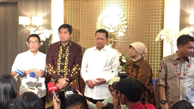 Konferensi pers Ketua DPR Bambang Soesatyo bersama Timwas Bank Century 2009 meminta KPK periksa Presiden RI ke-6 Susilo Bambang Yudhoyono terkait kasus Bank Century. (Foto: Ricad Saka/kumparan)