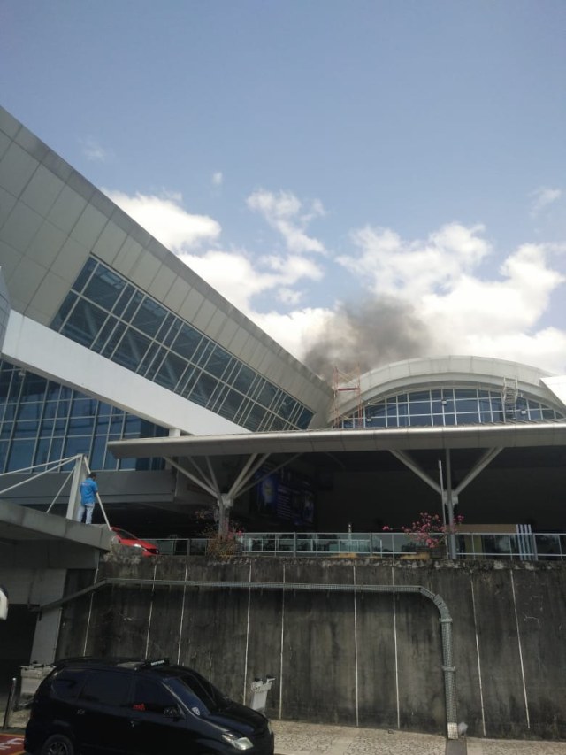 Kebakaran di Bandara Sultan Hasanuddin (Foto: Makassar Indeks)