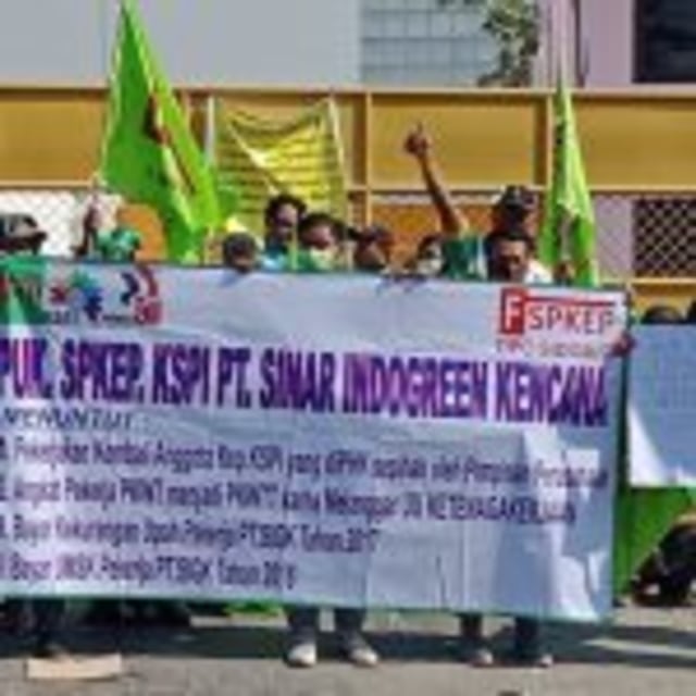 Ratusan Karyawan Pabrik di Sidoarjo Gelar Aksi Demo Tuntut Empat Rekannya Dipekerjakan Kembali