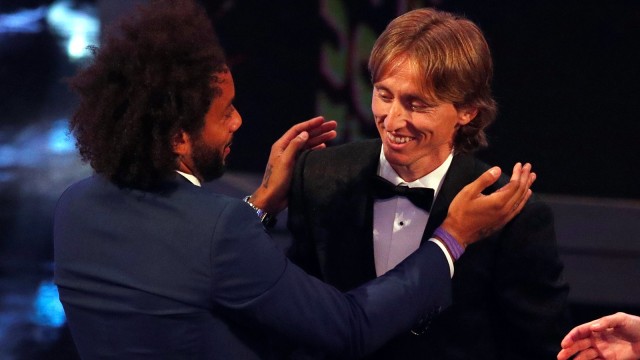 Marcelo dan Luka Modric bercengkerama dalam ajang Best FIFA Awards. (Foto: John Sibley/Reuters)