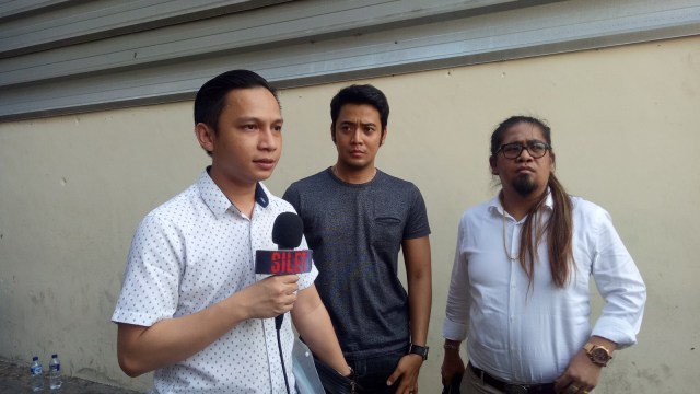 Kriss Hatta (tengah) melaporkan Hilda Vitria dan Billy Syahputra di PMJ, Jakarta, Selasa (25/9/2018). (Foto: Ainul Qalbi/kumparan)