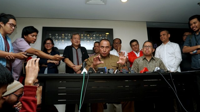 Ketua Umum PSSI Edy Rahmayadi memberikan keterangan pers terkait kematian salah seorang pendukung Persija di Jakarta, Selasa (25/9). (Foto: Fanny Kusumawardhani/kumparan)