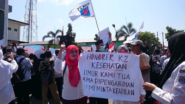 Ribuan Tenaga Honorer K2 di Brebes Demo Protes Batasan Usia CPNS. (Foto: Dok. PanturaPost)