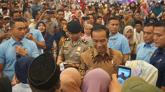 Presiden RI, Joko Widodo di acara Penyerahan Sertifikat Tanah untuk Rakyat di ICE BSD, Tangerang, Banten, Rabu (26/9/2018). (Foto: Yudhistira Amran Saleh/kumparan)