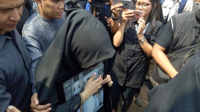 Syahrini di pemakaman sang kakak, Ridwan Zaelani (Foto: D.N Mustika Sari/kumparan)