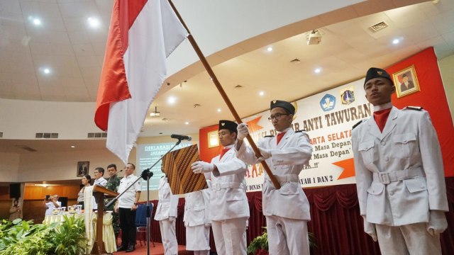 Pelajar yang tergabung dalam Paskibra membacakan ikrar pelajar saat acara Deklarasi Pelajar Anti Tawuran di SMA Tarakanita, Jakarta Selatan, Rabu (26/9/2018). (Foto: Jamal Ramadhan/kumparan)