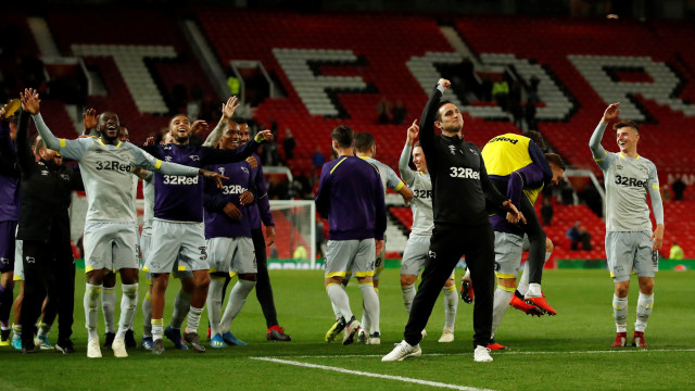 Derby County merayakan kemenangan atas Manchester United. (Foto: Reuters/Andrew Boyers)