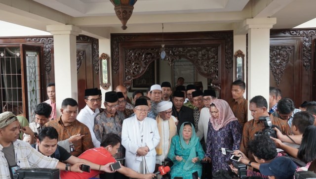 Cawapres nomor urut 1, KH Ma'ruf Amin, saat memberikan keterangan pers usai melakukan pertemuan dengan Sinta Nuriyah di kediaman Gusdur, Jakarta, Rabu (26/9/2018). (Foto: Helmi Afandi Abdullah/kumparan)