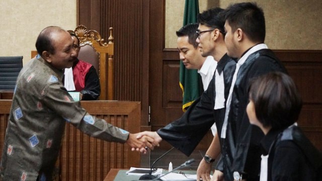 Arie Soedewo dan para Penasehat Hukum dalam sidang lanjutan dugaan kasus korupsi Bakamla di Pengadilan Tipikor, Jakarta, Rabu (26/09/2018). (Foto: Jamal Ramadhan/kumparan)