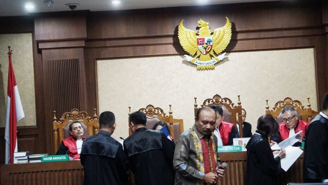 Hakim melihat salah satu dokumen pada sidang lanjutan dugaan korupsi Bakamla di Pengadilan Tipikor, Jakarta, Rabu (26/09/2018). (Foto: Jamal Ramadhan/kumparan)
