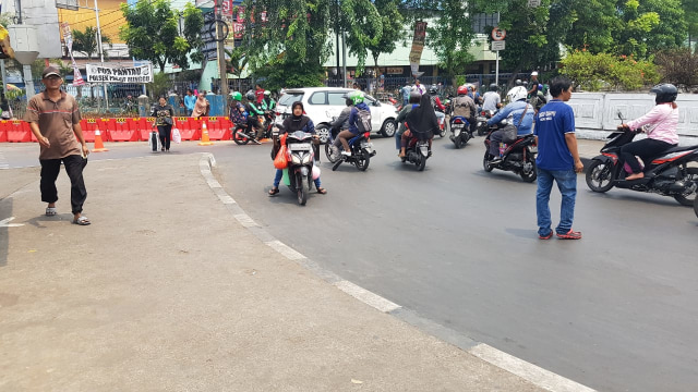 Para pengendara motor yang melawan arus di persimpangan dekat Stasiun Pasar Minggu, Jakarta, Rabu (26/09/2018). (Foto: Efira Tamara/kumparan)