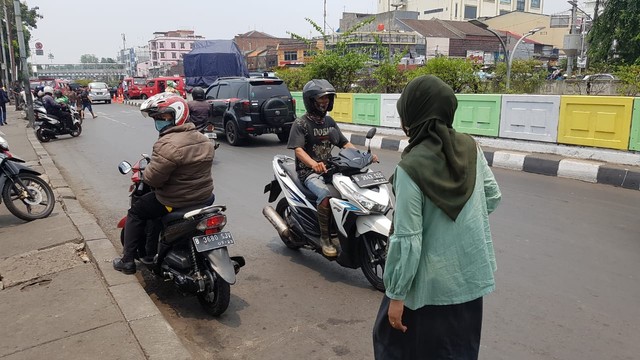 Pengendara motor yang melawan arus di persimpangan dekat Stasiun Pasar Minggu, Jakarta, Rabu (26/09/2018). Foto: Efira Tamara/kumparan