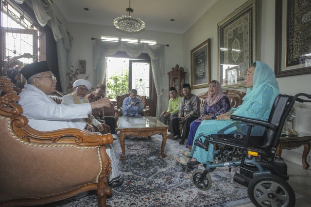 Ma'ruf Amin (kiri) berbincang dengan istri almarhum Gus Dur, Sinta Nuriyah Wahid (kanan), mantan Ketua MK Mahfud MD, Yenny Wahid, Sekretaris Komisi Hubungan Antaragama dan Kepercayaan (HAK) KWI Romo Benny Susetyo serta para kiai NU saat pertemuan di Ciganjur, Jakarta, Rabu (26/9/2018).  (Foto: ANTARA FOTO/Muhammad Adimaja)