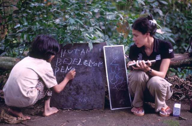 Butet Manurung saat mengajar di Sokola Rimba Foto: IG: @butet_manurung