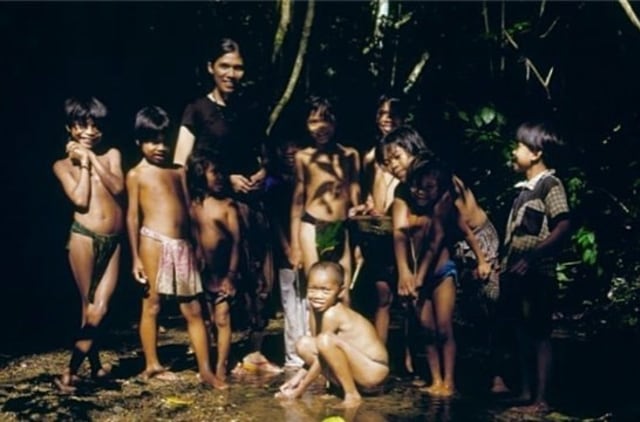 Butet Manurung bersama Orang Rimba dari hutan bukit Duabelas. (Foto: IG: @butet_manurung)