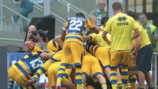 Selebrasi pemain-pemain Parma atas gol Federico Dimarco di laga melawan Inter. (Foto: Getty Images/Emilio Andreoli)