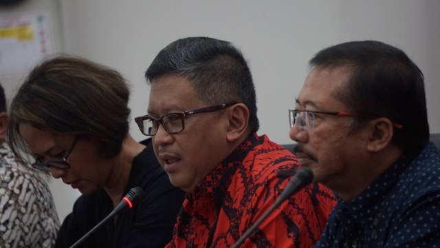 Sekjen PDIP, Hasto Kristiyanto (tengah), menerima kunjungan Masyarakat Anti Fitnah Indonesia (MAFINDO) di DPP PDIP, Jakarta, Rabu (26/9/2018). (Foto: Fanny Kusumawardhani/kumparan)