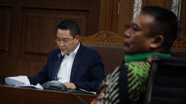 Terdakwa Fayakun Andriadi (kiri) dalam sidang lanjutan kasus dugaan kasus korupsi Bakamla, Pengadilan Tipikor, Jakarta, Rabu (26/9/2018). (Foto: Jamal Ramadhan/kumparan)