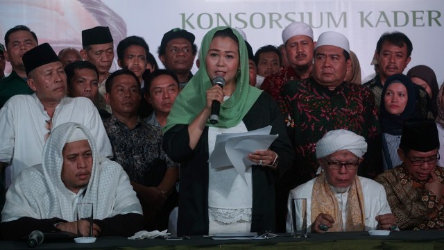 Yenny Wahid (tengah) mewakili keluarga besar dan simpatisan Gus Dur mendeklarasikan dukungan terhadap pasangan calon presiden nomor urut satu yaitu Joko Widodo dan Ma'ruf Amin di Jakarta, Rabu (26/9/2018). (Foto: Fanny Kusumawardhani/kumparan)