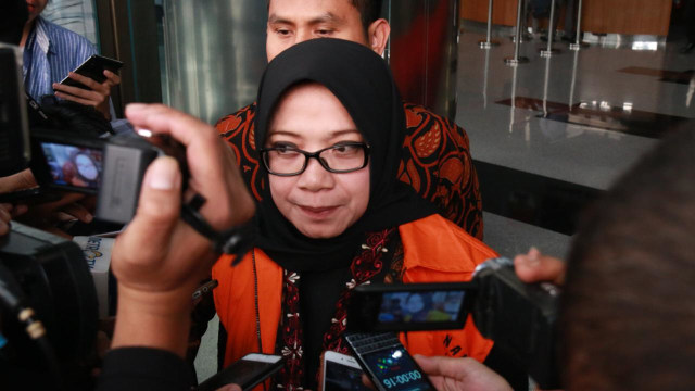 Mantan Wakil Ketua Komisi VII, Eni Maulani Saragih sebagai tersangka kasus suap proyek pembangunan PLTU Riau-1, usai diperiksa KPK, Rabu (26/9/2018). (Foto: Eny Immanuella Gloria)