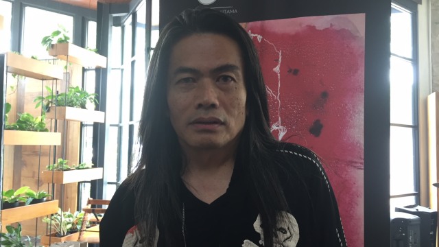 Jay Subiakto ditemui usai jumpa pers 'Bawilamus' di kawasan Kemang, Jakarta Selatan. (Foto: Giovanni/kumparan)