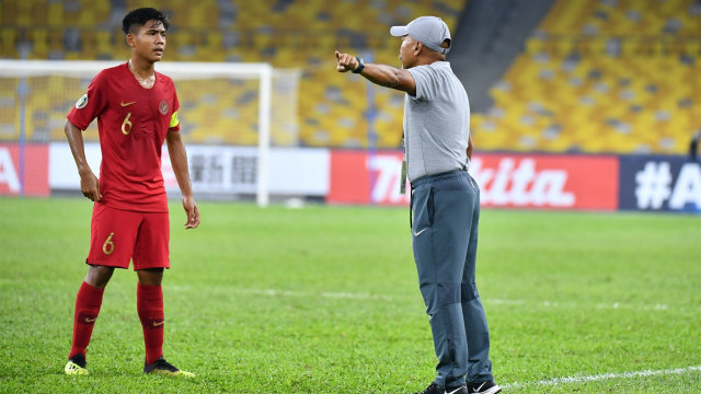 David Maulana mendapatkan instruksi dari sang pelatih, Fakhri Husaini. (Foto: AFC.)